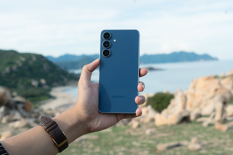 galaxy-s25-fe-gay-sot-voi-muc-gia-can-cao-cap (6).jpg