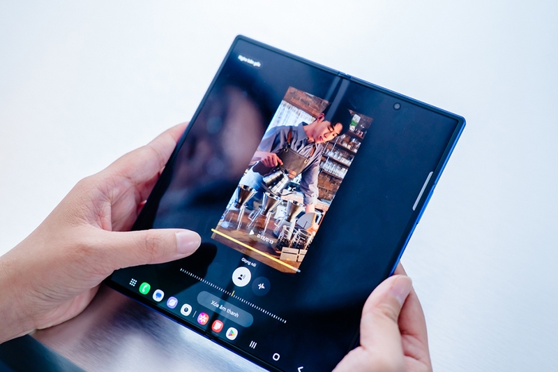 galaxy-z-fold7-gap-mo-khoanh-khac-dang-cap-vuot-troi (13).jpg