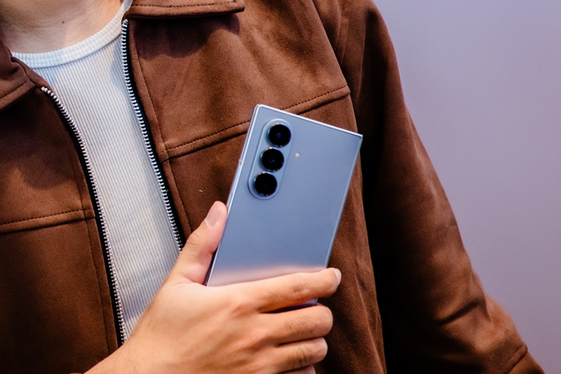 galaxy-z-fold7-gap-mo-khoanh-khac-dang-cap-vuot-troi (3).jpg