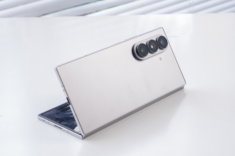 galaxy-z-fold7-gap-mo-khoanh-khac-dang-cap-vuot-troi (4).jpg