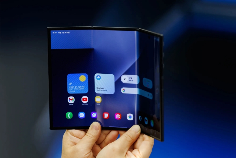 Galaxy Z TriFold 2 hướng tới thiết kế gập ba gọn hơn.