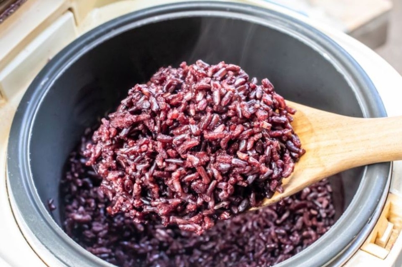 Cách nấu gạo lứt tím than bằng nồi cơm điện