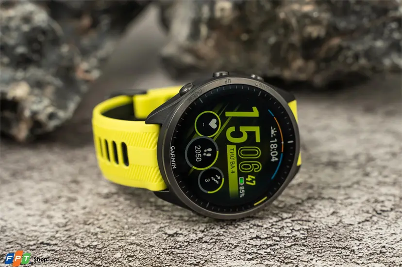 Garmin Forerunner 965 với bản đồ màu và viền titanium