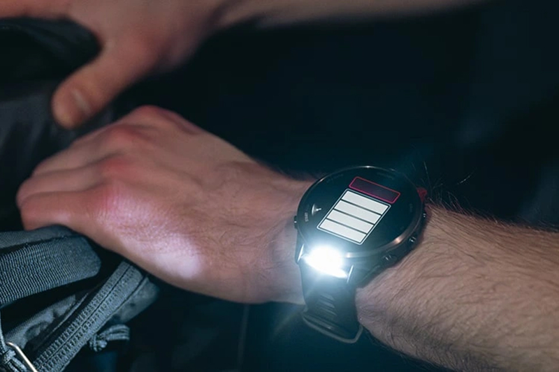 Garmin Forerunner 970 với kính sapphire và đèn pin LED