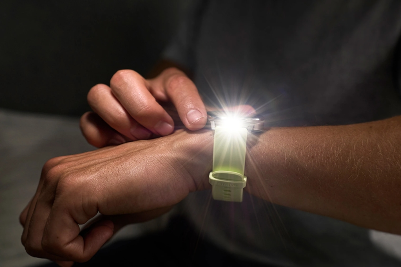 Đèn pin LED tích hợp trên Garmin Venu 4