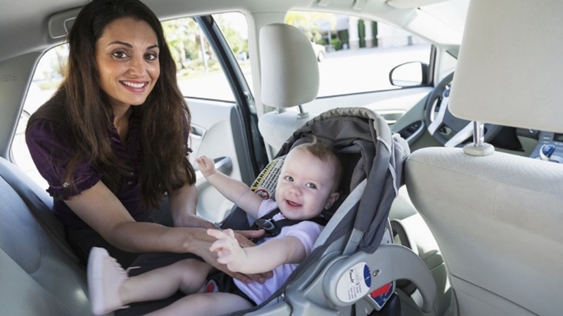 Chọn ghế ô tô theo nhóm tuổi và trọng lượng của bé