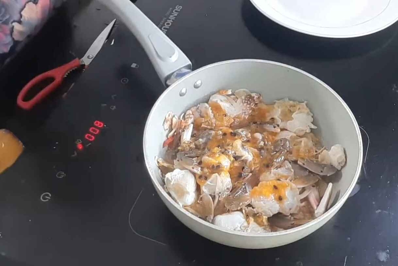 Thêm nước sốt chanh dây