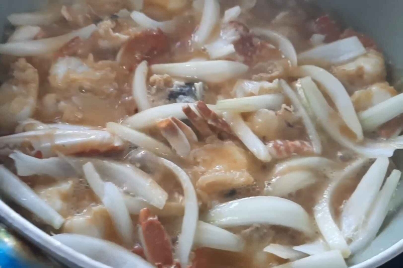 Cho thêm hành tây vào