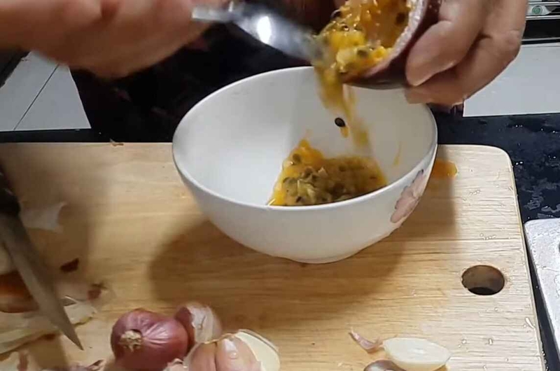 Dùng thìa lấy phần nước cốt