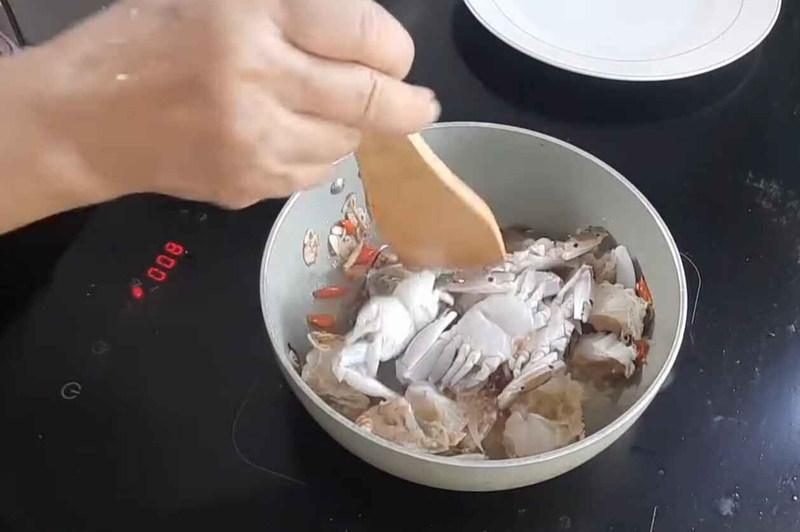Xào ghẹ với gia vị