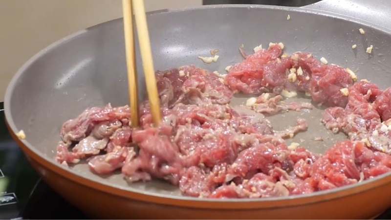 Bước 4: Xào chín tái thịt bò
