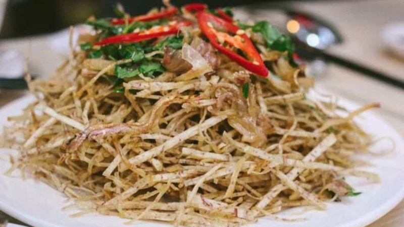 Bước 5: Trộn gỏi bò khoai môn chiên