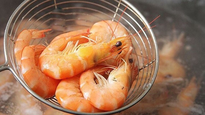 Bước 3: Luộc tôm và mực