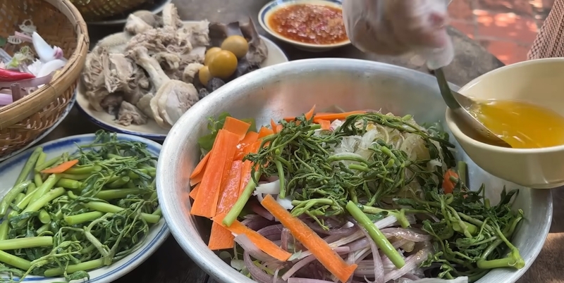 gỏi rau càng cua ức vịt hình 8