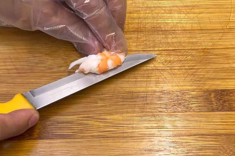 Dùng dao chẻ làm đôi