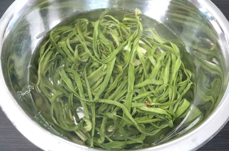 Ngâm rau trong nước khoảng 3 - 5 tiếng