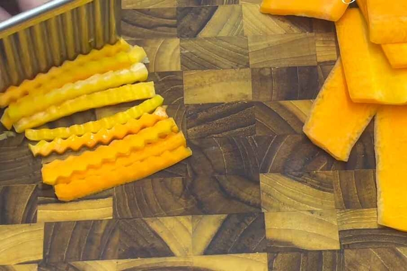 Cà rốt gọt vỏ, sau đó bào sợi mỏng
