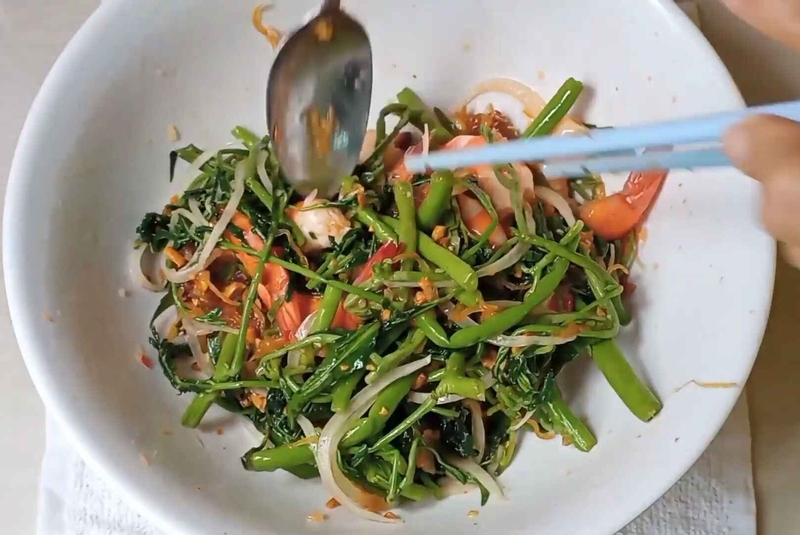 gỏi tôm rau nhút hình 8