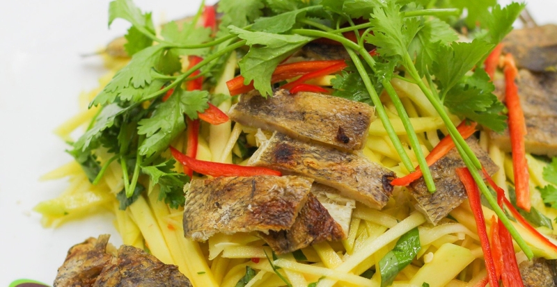 Gỏi xoài khô cá sặc 2