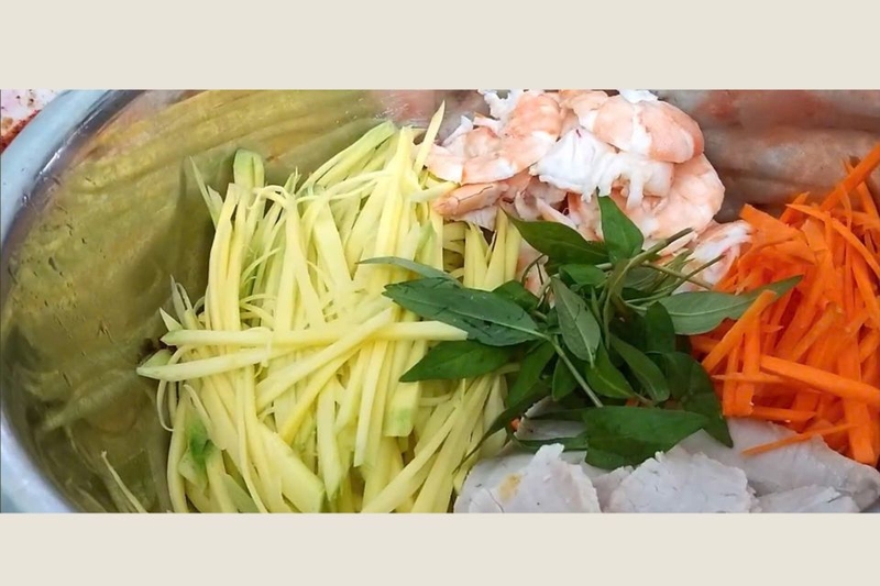 Cho tất cả nguyên liệu đã sơ chế vào một tô lớn
