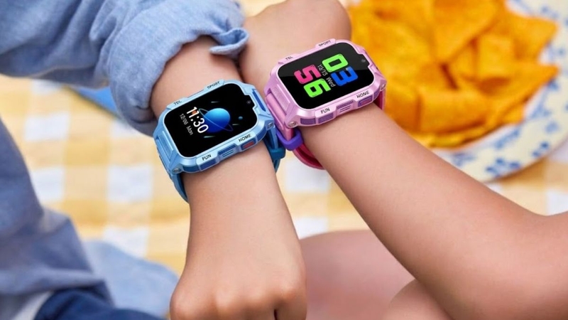 Hình ảnh 2 đứa trẻ tự do vui chơi cùng với đồng hồ Goly Watch K16