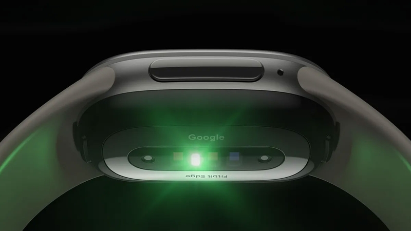 Cảm biến quang học ở mặt dưới Fitbit Edge phục vụ việc theo dõi nhịp tim liên tục.