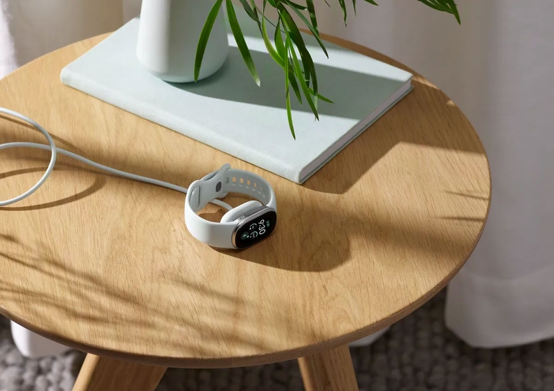 Fitbit Edge sử dụng bộ sạc từ tính, hỗ trợ bổ sung năng lượng nhanh khi pin yếu.