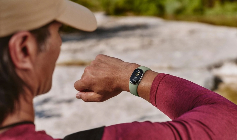 Fitbit Edge sở hữu thiết kế nhỏ gọn, thuận tiện theo dõi thông tin ngay trên cổ tay.