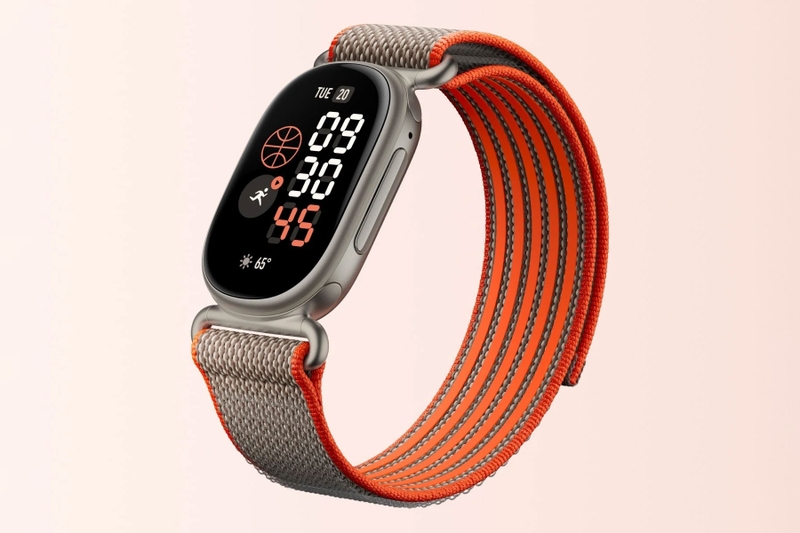 Fitbit Edge Stephen Curry Special Edition sở hữu dây đeo thể thao với họa tiết sọc cam nổi bật.