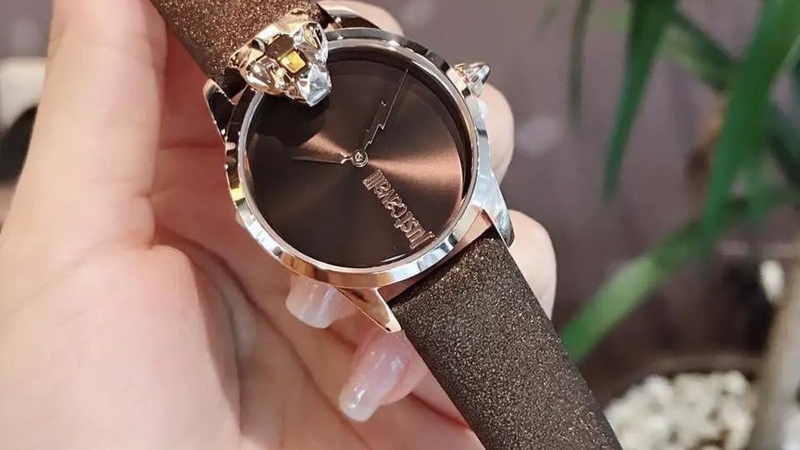 Hãng đồng hồ Royal Crown của nước nào? 4