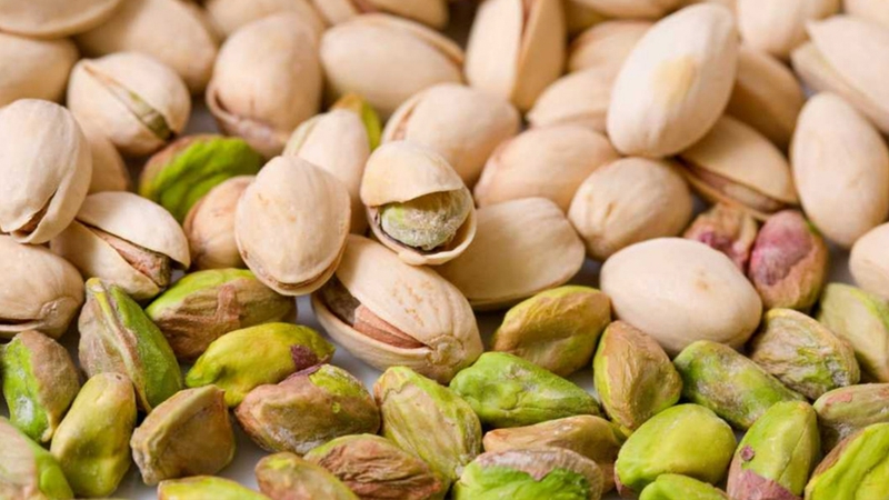 Chọn hạt pistachio tươi ngon, có mùi thơm nhẹ