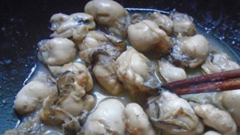 Bước 2: Xào hàu
