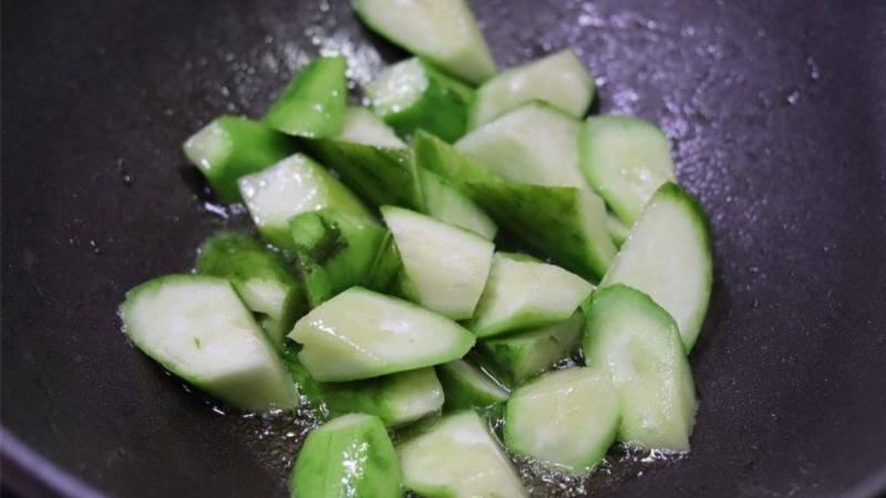 Bước 3: Xào mướp