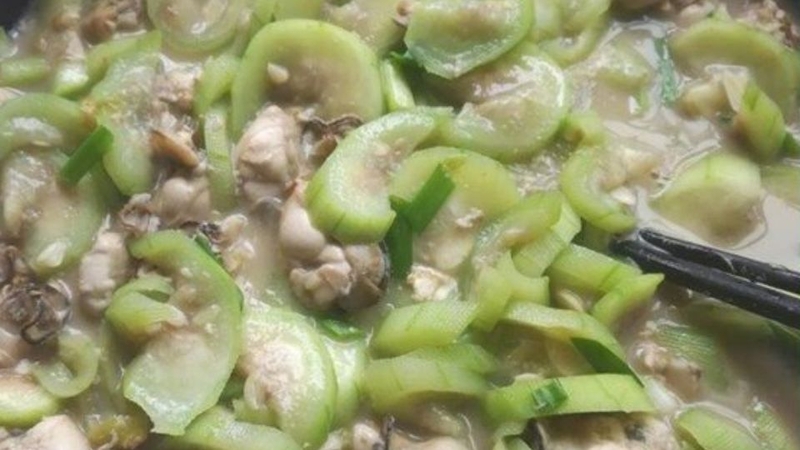 Bước 4: Xào hàu và mướp