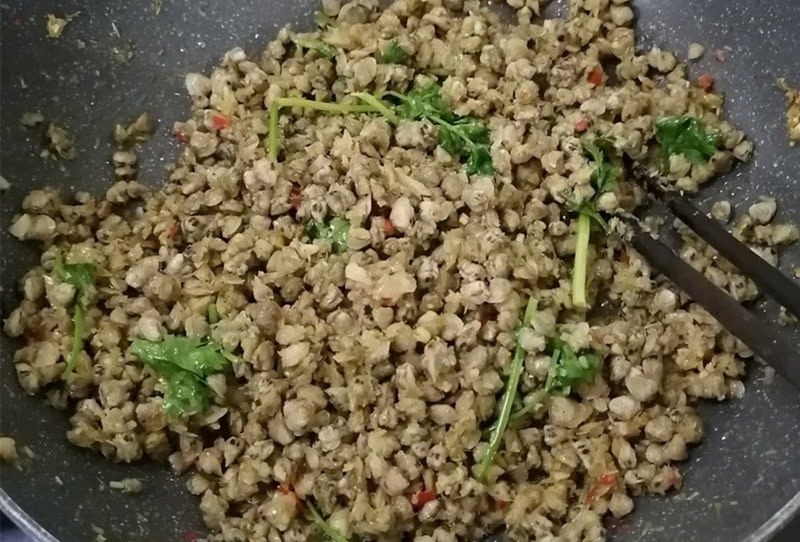 Cách làm hến xào rau răm lạ miệng, xúc bánh tráng đổi vị cho gia đình