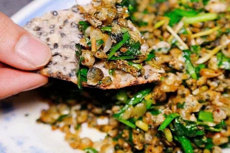 Cách làm hến xào rau răm lạ miệng, xúc bánh tráng đổi vị cho gia đình