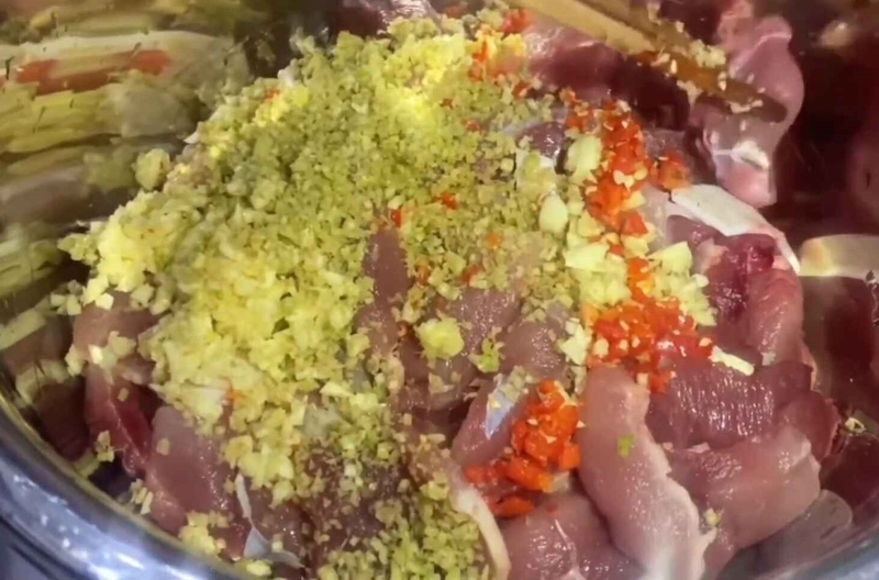 Ướp thịt heo rừng thấm gia vị