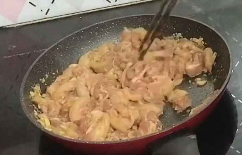 Tiến hành xào thịt heo rừng