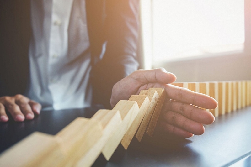 Tại sao hiệu ứng Domino xuất hiện trong cuộc sống?