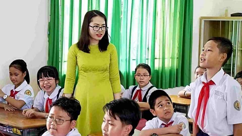 Hình ảnh về thầy cô giáo và học sinh