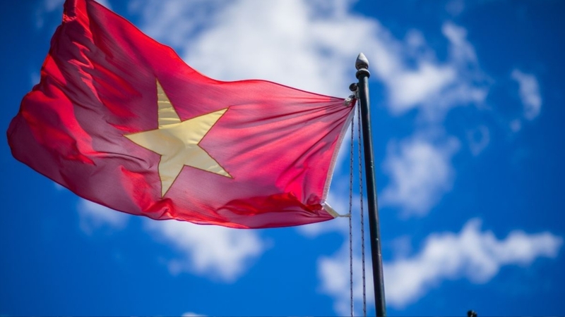 Hình nền lá cờ Việt Nam bay trên nền trời xanh 2