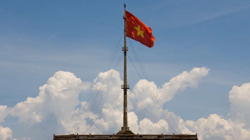 Hình nền lá cờ Việt Nam bay trên nền trời xanh 5
