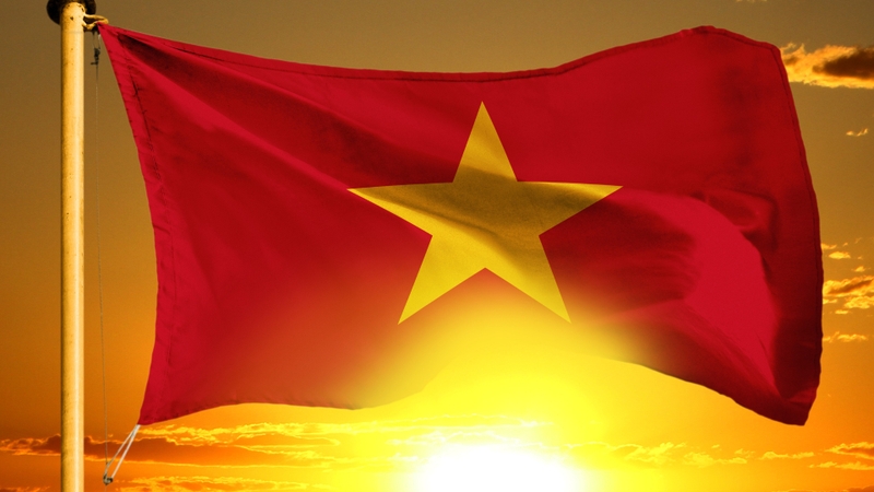 Hình nền lá cờ Việt Nam bay trên nền trời xanh 3