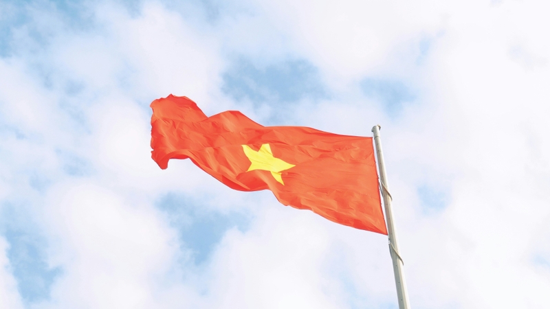 Hình nền lá cờ Việt Nam bay trên nền trời xanh 1