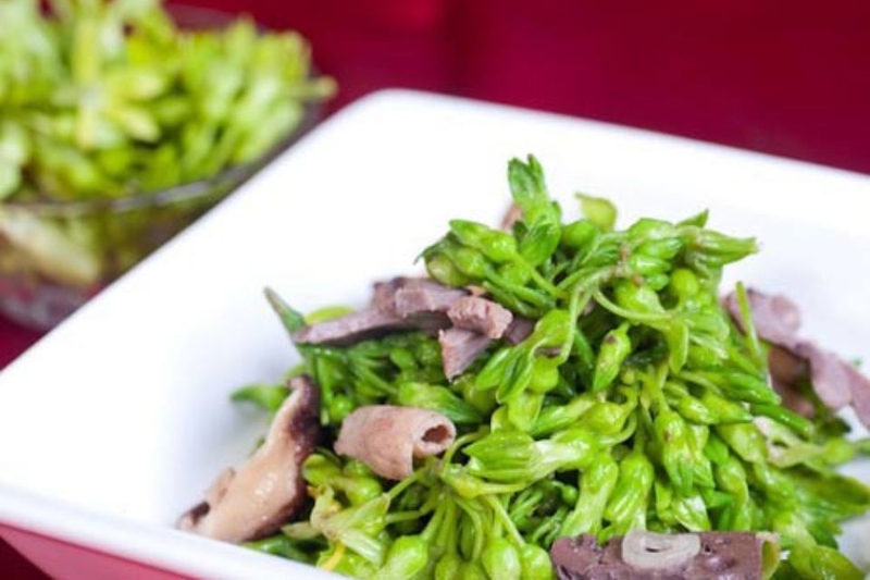 Thành phẩm món hoa thiên lý xào lòng gà