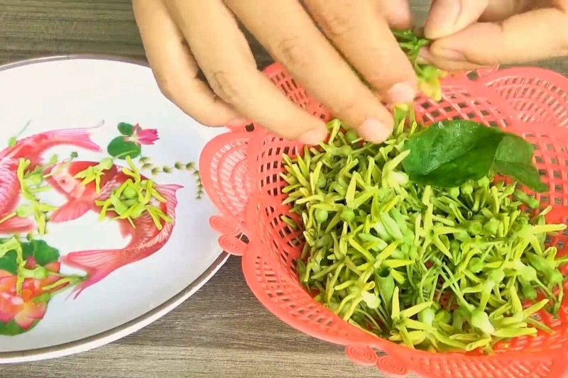 Các bước làm hoa thiên lý xào trứng thơm ngon