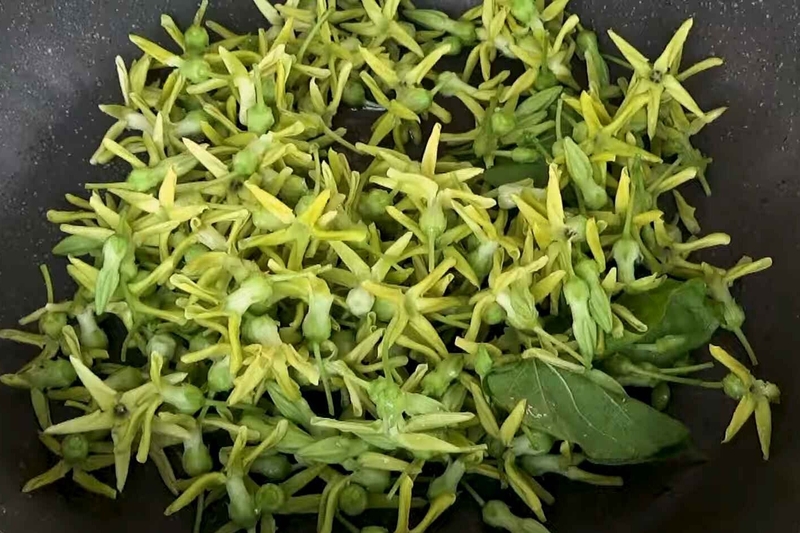 Cho hoa thiên lý vào đảo nhanh tay