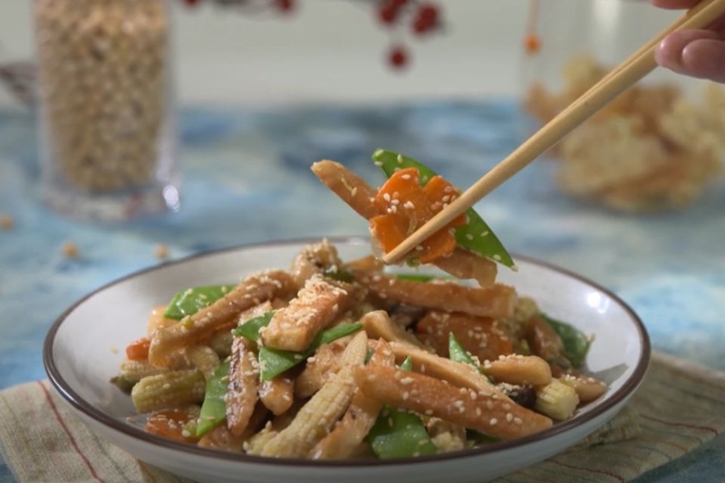 hoàn thiện món bắp non xào mì căn