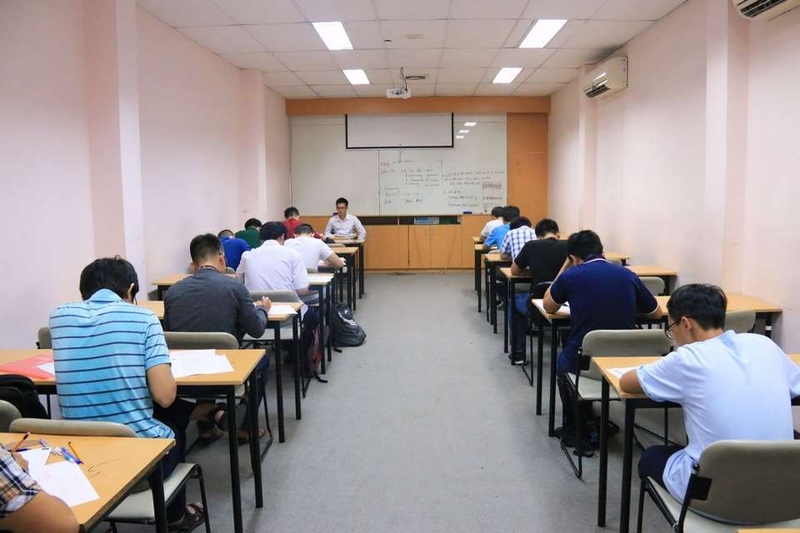 Chương trình dạy hoàn toàn bằng tiếng Anh và chương trình chuyển tiếp quốc tế
