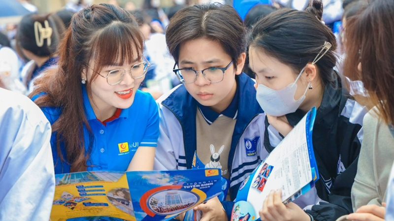 Tham khảo ý kiến của các anh chị khoá trước để có thêm kinh nghiệm